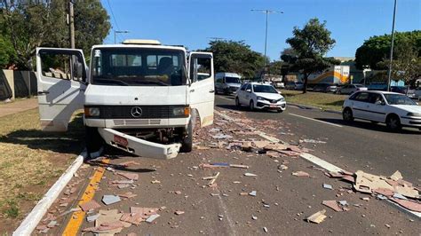 Carreta Na Contram O Colide Em Traseira De Caminh O E Invade Port O Do