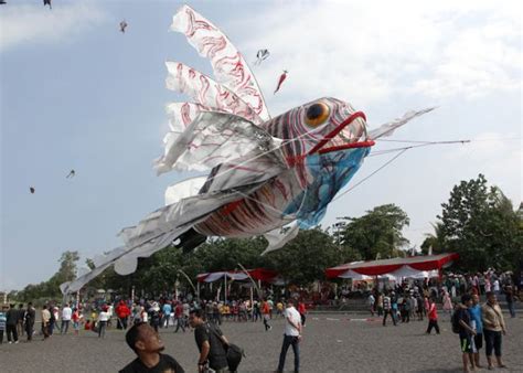 FESTIVAL LAYANG LAYANG BANYUWANGI 2016 ANEKA LAYANGAN BERTEMA LAUT