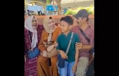 Viral Emak Emak Temukan Gurunya Saat SD Mengamen Di Terminal Kisahnya