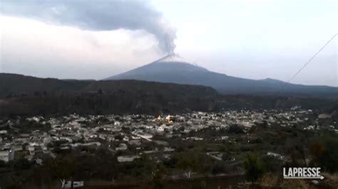 Messico Dense Nubi Di Cenere Il Vulcano Popocatepetl Fa Paura Lapresse