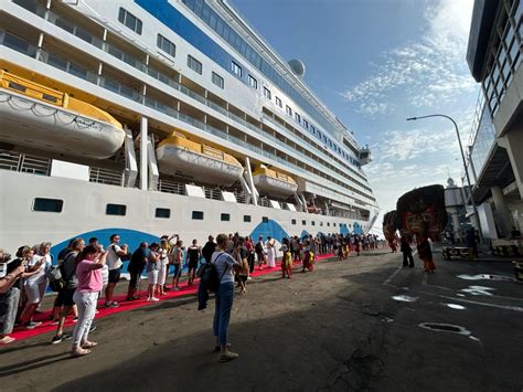 Kapal Pesiar Mv Aidabella Kunjungi Pelabuhan Tanjung Perak Surabaya