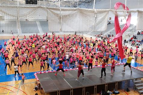 Comença la quinzena Rosa a Cornellà per conscienciar sobre el càncer de