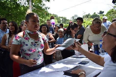 Ministra De Vivienda Entrega Escrituras De Propiedad En La Comunidad La