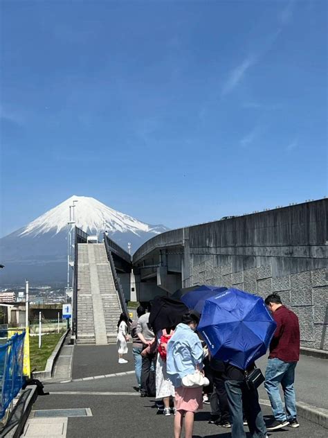 富士山絕景｜lawson便利店前黑幕豎起 禁遊客衝出馬路打卡 星島日報