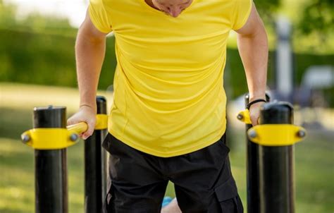 Premium Photo Man Doing Push Ups With Horizontal Bar Outdoors In Park