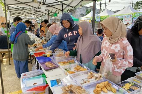 Alhamdulillah Omset Pasar Takjil Kukusan Depok Tembus Rp23 Juta Per