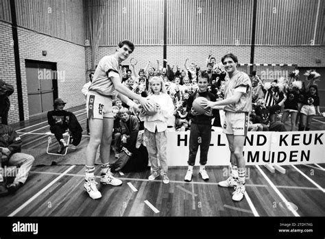 Presentaci N Del Premio A La Escuela Para El Partido De Baloncesto