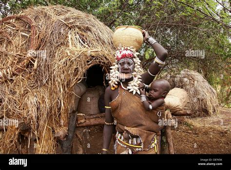 Mujeres de la tribu mursi fotografías e imágenes de alta resolución Alamy