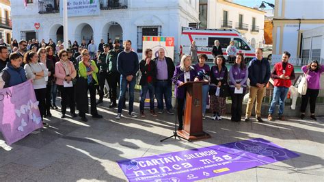 Más de 400 personas marchan y claman contra la violencia hacia las