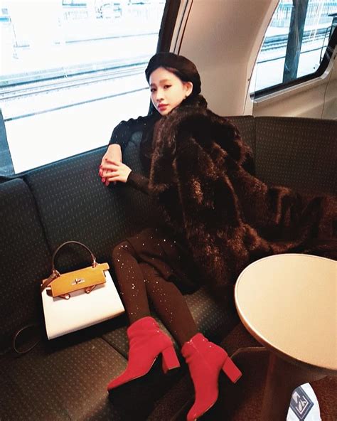 Hot girl Ivy Phụ nữ đừng chờ đàn ông tặng đồ hiệu