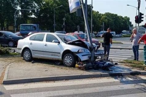 Te Ka Saobra Ajna Nesre A U Novom Sadu Sudar Dva Automobila Vozila