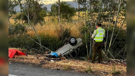 Volcamiento de vehículo deja una persona fallecida en Peralillo