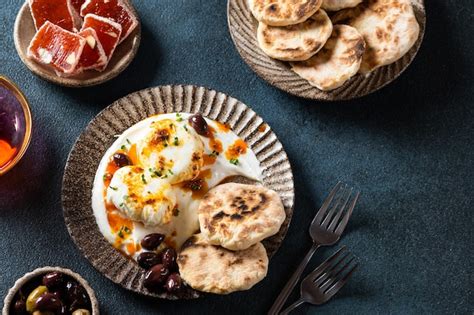 Cilbir O Huevos Turcos Mezze Huevos Escalfados Cubiertos Con Yogur