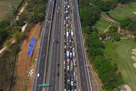 Kendaraan Tinggalkan Jakarta Melalui Gt Cikampek Utama Antara News