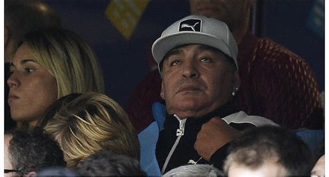 Niño Tumbó A Diego Maradona Y Pelusa Reaccionó Así Video Internacional El BocÓn