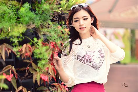 Looking Away Sunglasses Plants Depth Of Field Model Women Kiki