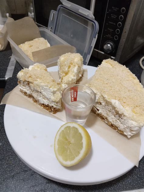 Layered Lemon cheesecake with a vodka lemon gel : r/cake