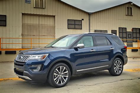 2016 Ford Explorer Platinum front three quarter 04 - Automobile