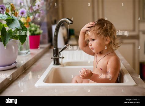 En Tenant B B Bain Dans L Vier De La Cuisine Enfant Jouant Avec De