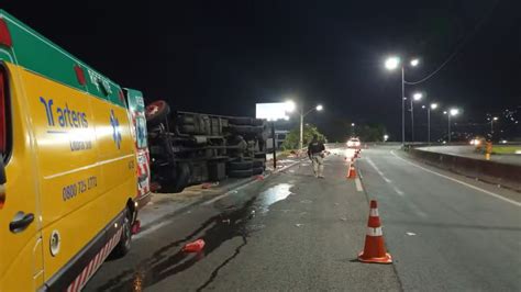 Carga é saqueada após caminhão de cerveja tombar na BR 101 em SC