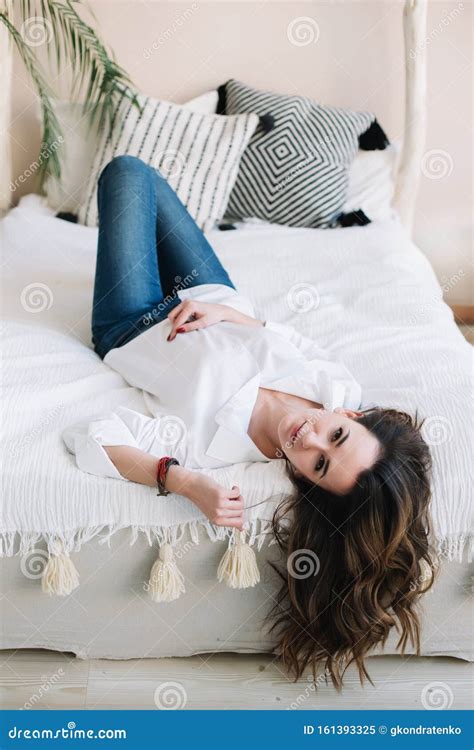 Portret Van Een Jonge Mooie Vrouw In Bed In De Ochtend Thuis Mooie Brunette In De Slaapkamer