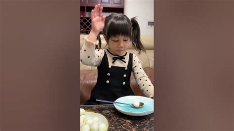 这父女俩为了吃饭 练过杂技吧？ Cute 搞笑 Funny Foodie 萌娃 Youtube