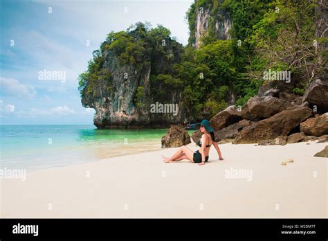 Schöne asiatische frau bikini Fotos und Bildmaterial in hoher Auflösung Alamy