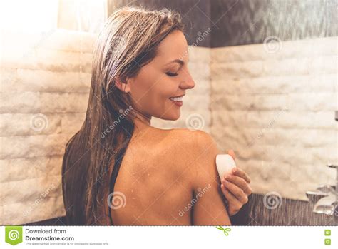 Belle Femme Prenant La Douche Image Stock Image Du Ressource Mignon