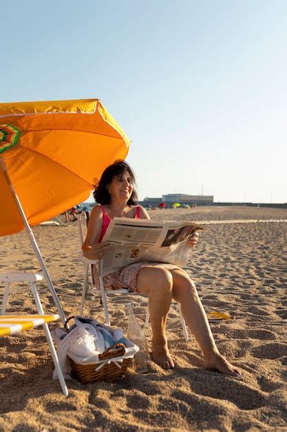 Velhos Se Divertindo Na Praia Foto Gr Tis