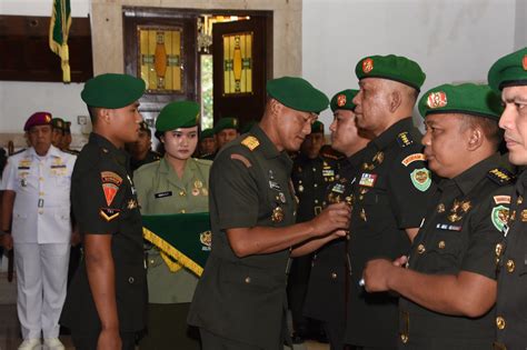 Pangdam III Siliwangi Sertijab Diwarnai Penghargaan Dan Cinderamata