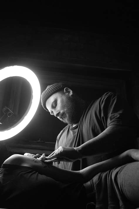 Tattoo Studio - Neon Wolf