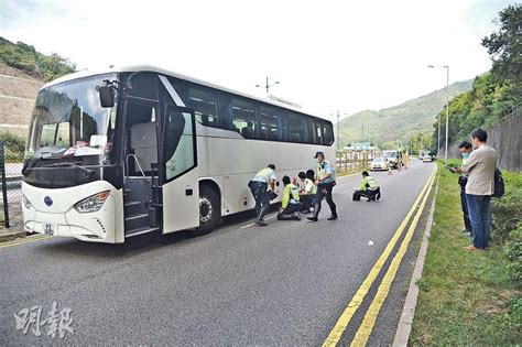 單車漢捱撞捲旅巴車底亡 司機疑切線爬頭 涉危駕被捕 20211101 港聞 每日明報 明報新聞網