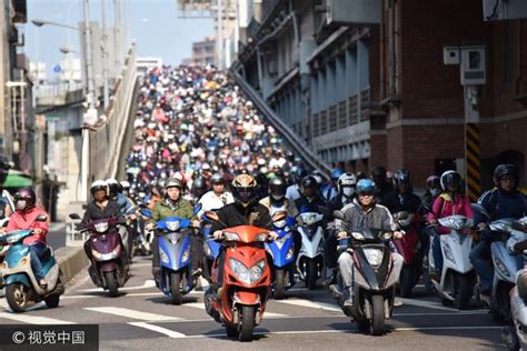 台北上班族騎摩托車出行 街頭湧現「機車瀑布」 每日頭條