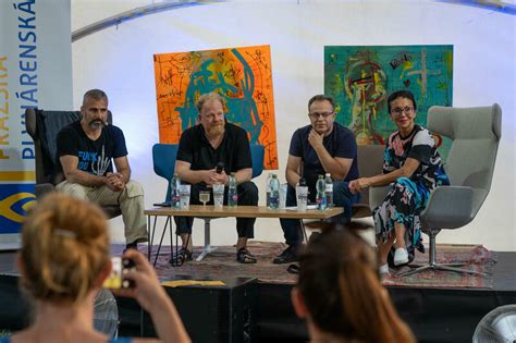 VZTAHY V BUDOUCNOSTI POLYGAMIE SEX S ROBOTY A ONLINE LÁSKA