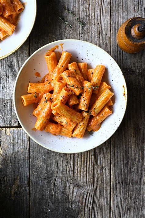 Pasta Met Geroosterde Paprika En Zongedroogde Tomatensaus Serving