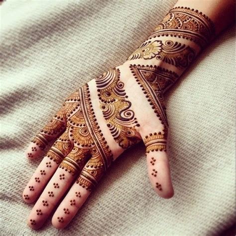 20 Creative Christmas Mehndi Designs 2017-2018 - Mehndi - Crayon