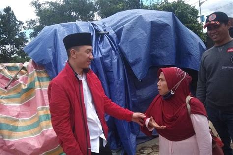 Anggota Dpr Mochamad Hasbi Asyidiki Bantu Korban Banjir Bandang Di