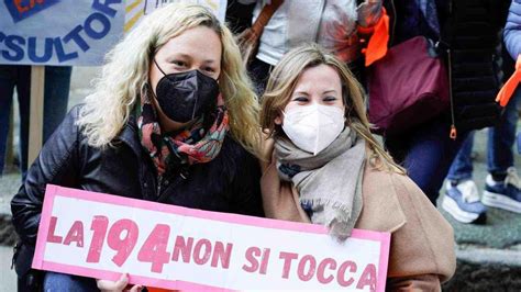 Loffensiva Della Destra Contro Laborto Incentivi E No Alla Pillola