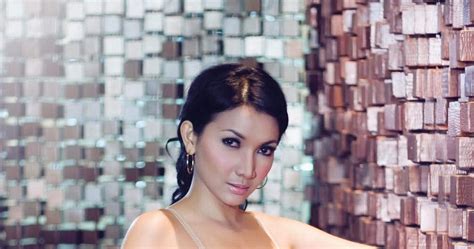 Foto Seksi HOT Roro Fitria Di Majalah Popular