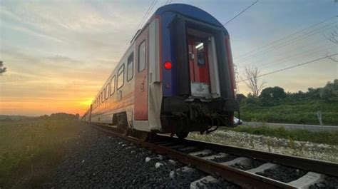 İstanbulda yolcu treni hemzemin geçitte otomobile çarptı SON DAKİKA