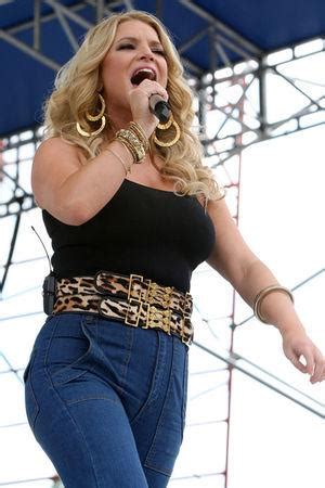 La Bimbo Blonde Jessica Simpson A Beaucoup Grossi Voir