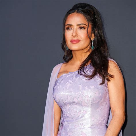 Salma Hayek En Los Oscar 2023 Con Vestido Escote Cerradura Cabello Con