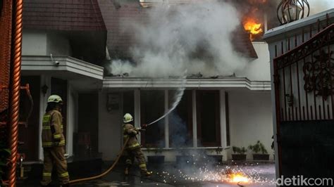 Penampakan Rumah Mewah di Menteng Kebakaran