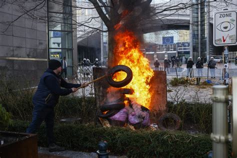 Foto Video Vatre Na Trgovima Traktori Na Ulicama Protest