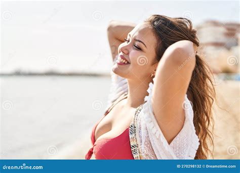 Joven Y Hermosa Mujer Hispana Turista Sonriendo Confiada Usando Bikini