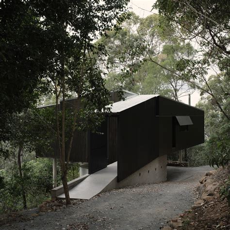 Wood Marsh Creates Rammed Earth Peninsula House On Australian Coast