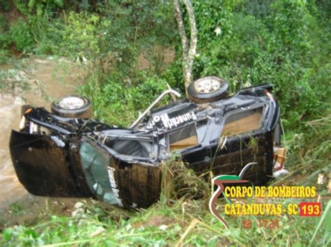 Carro funerário que transportava corpo se envolve em acidente na SC 454