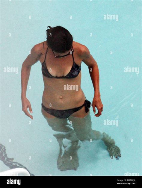 Katie Holmes In A Bikini Hi Res Stock Photography And Images Alamy