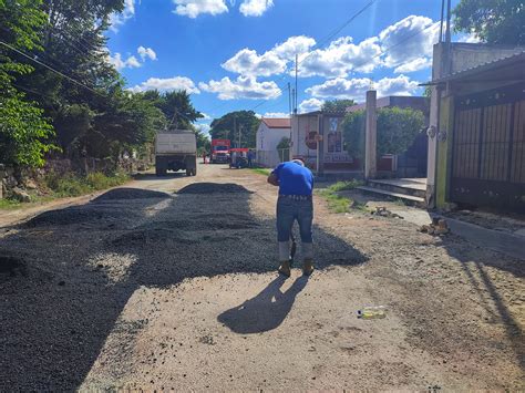 Continúan obras de bacheo de calles. – H. Ayuntamiento de Tixkokob 2024