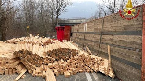 Piedimulera Tir Carico Di Legna Si Ribalta Alluscita Della